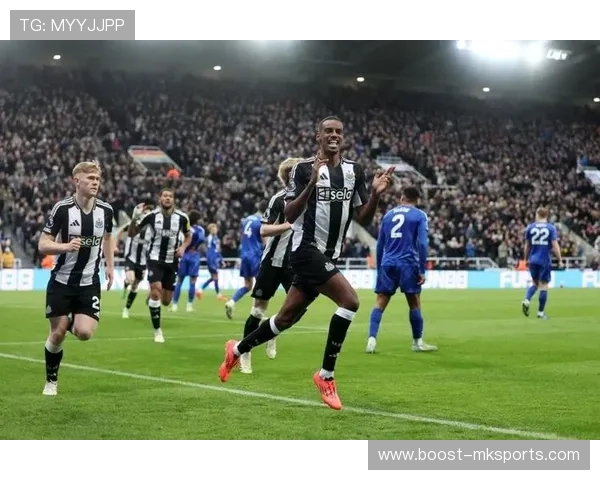 伊萨克闪耀赛场，前锋端表现惊艳全场