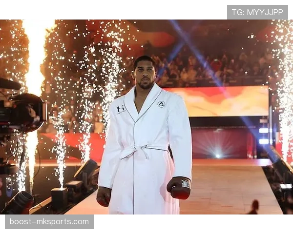 安东尼·约书亚离场拎的那个包，比我整套房都贵